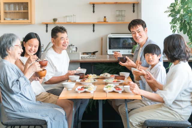 家族みんなで囲む食卓