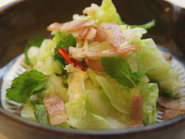 キャベツとハーブのエスニックサラダ