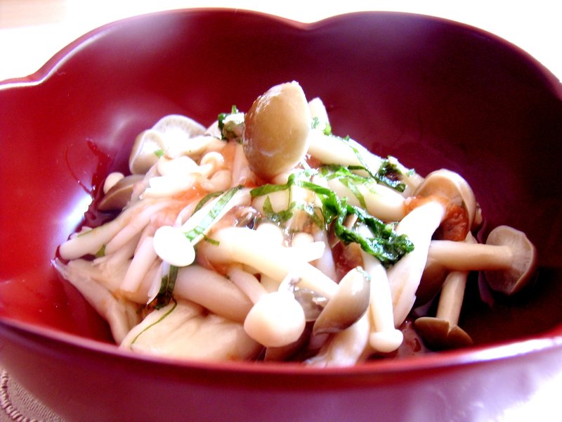 きのこと青じその梅肉ソース和え